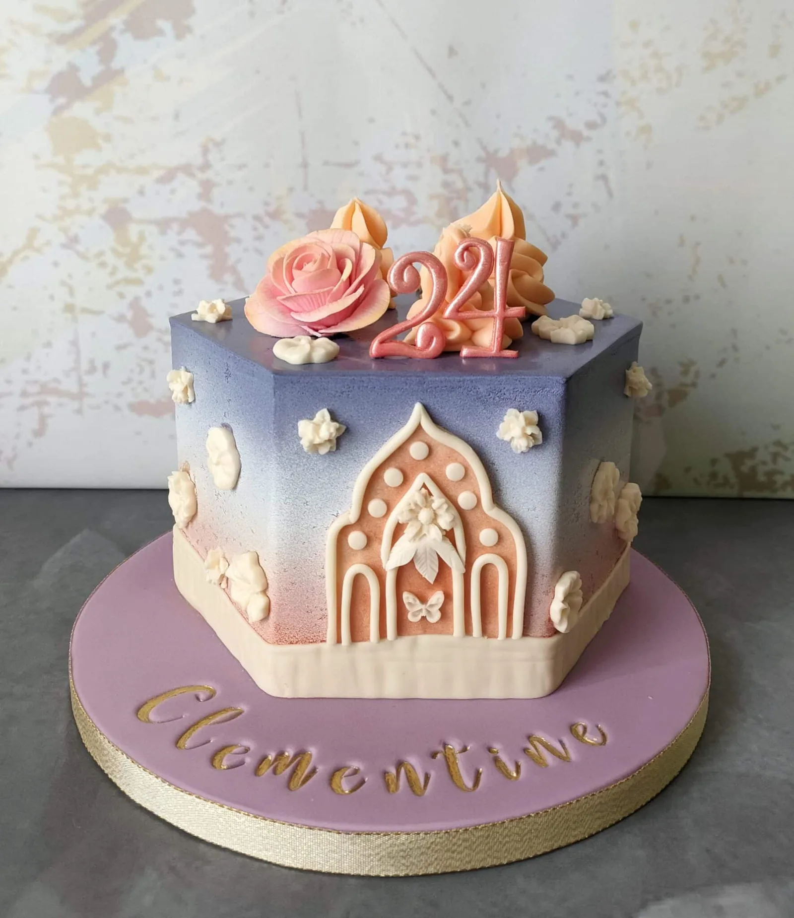 Gâteau à la crème fraîche au chocolat, crème coco, croustillant feuillantine chocolat blanc, ganache chocolat au lait