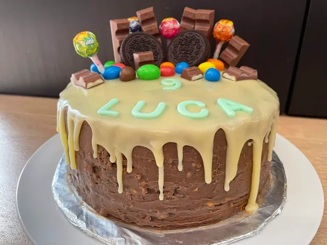 Naked Drip cake
