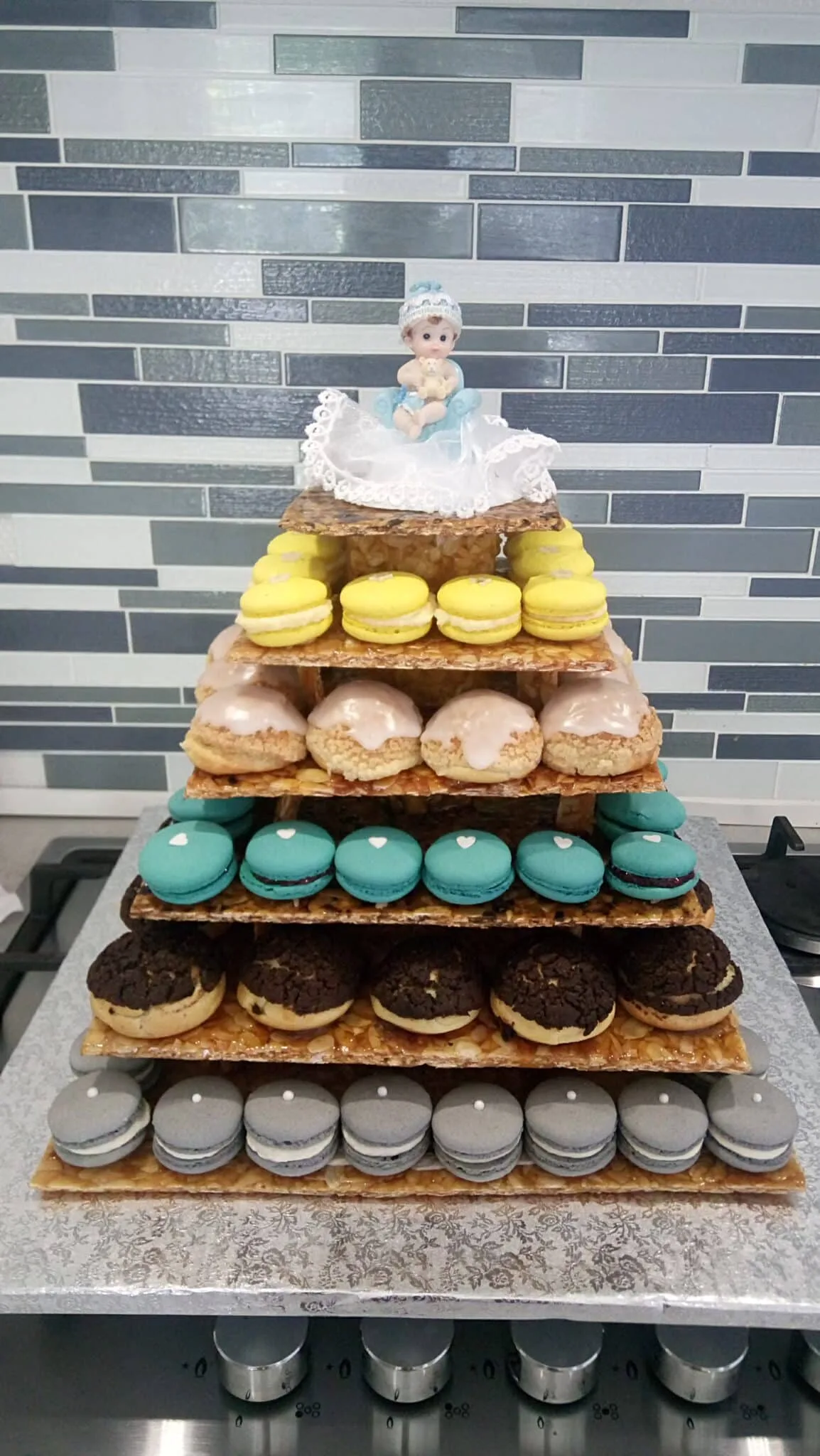 pièce montée choux macarons nougatine