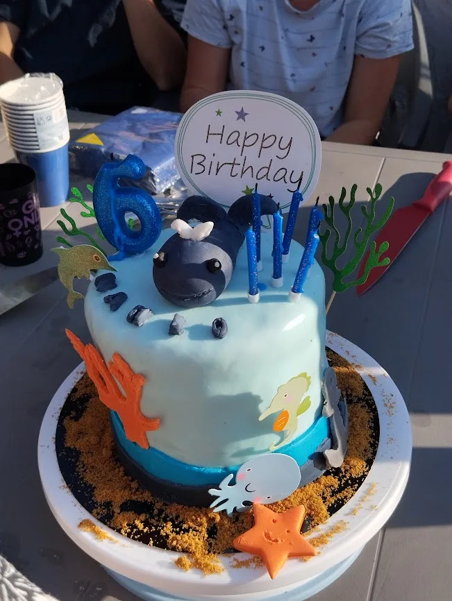 cake design thème baleine et mer