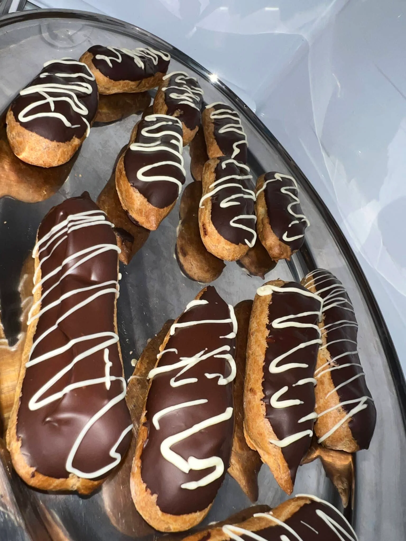 Éclair chocolat noir et chocolat blanc