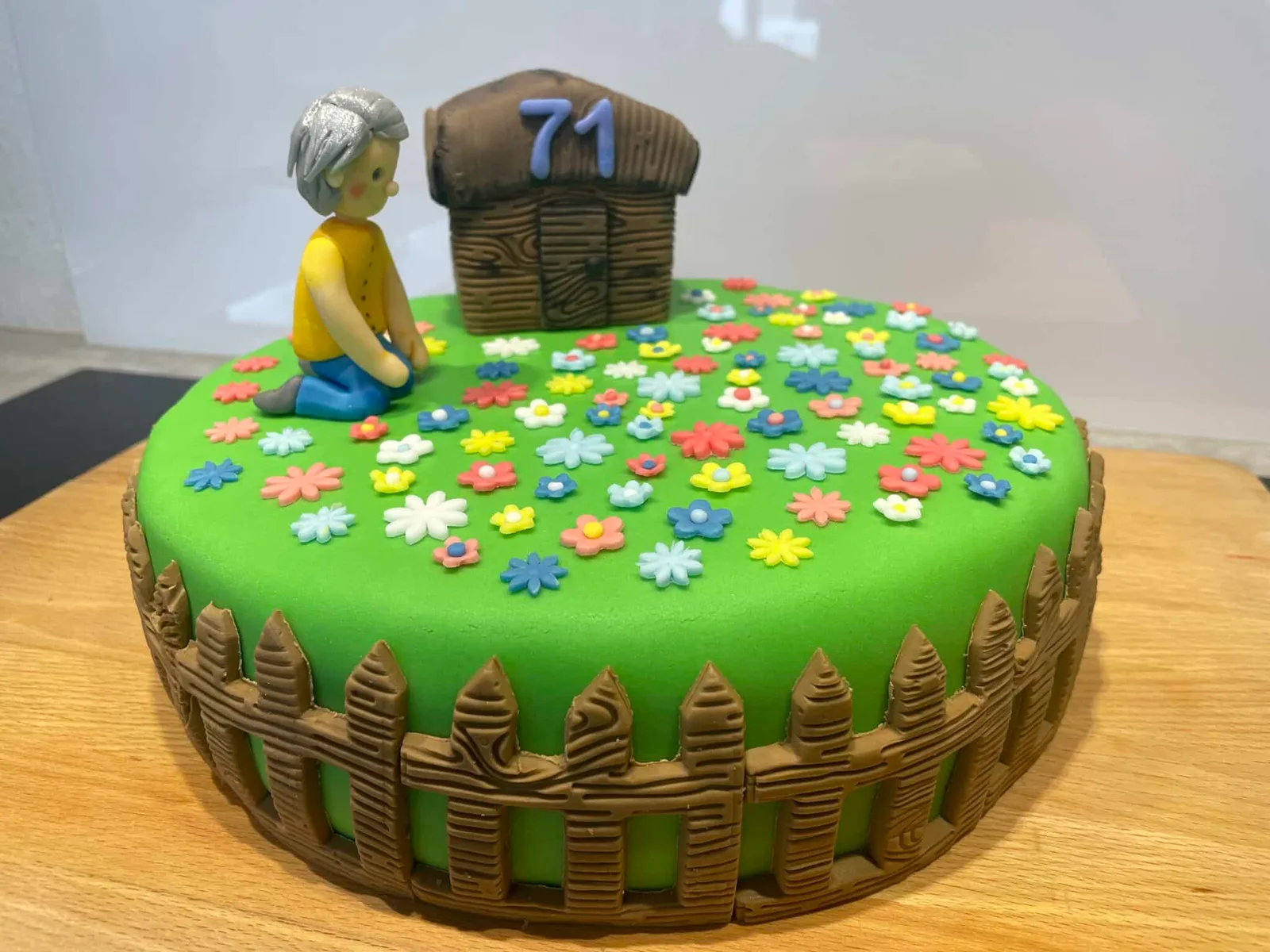 Gâteau d’anniversaire grand-père dans jardin fleuri