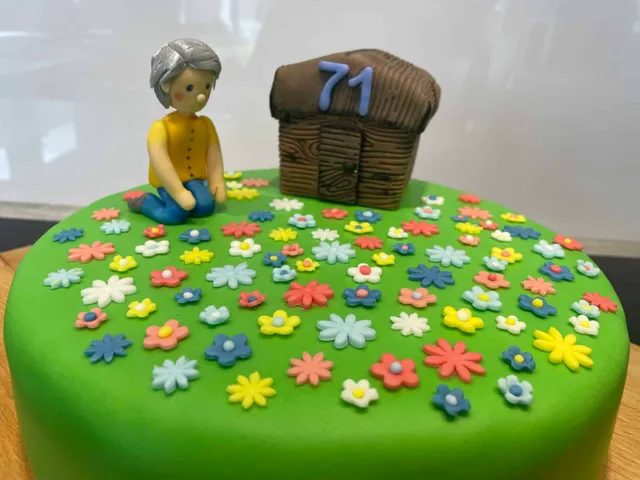 Gâteau d’anniversaire grand-père dans jardin fleuri