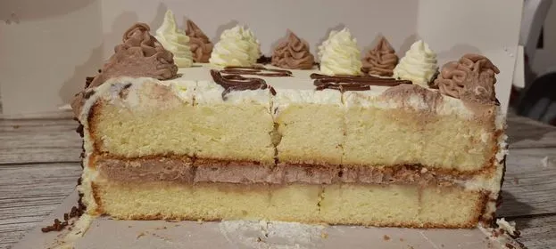 Sheet Cake: Genoise vanille - chantilly mascarpone vanille - ganache montée chocolat au lait - Sprinkles chocolat noir
