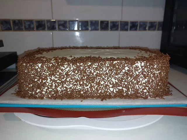 Sheet Cake: Genoise vanille - chantilly mascarpone vanille - ganache montée chocolat au lait - Sprinkles chocolat noir