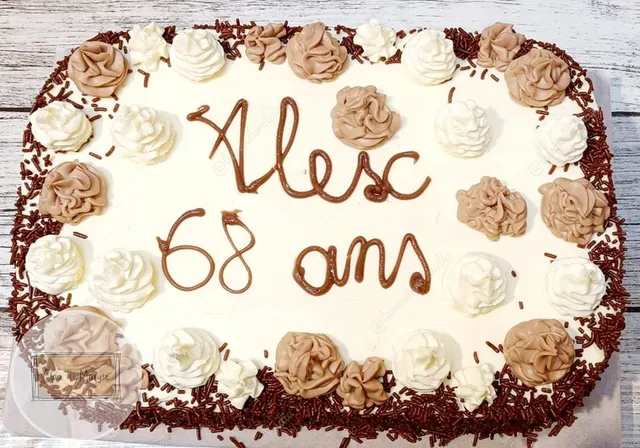 Sheet Cake: Genoise vanille - chantilly mascarpone vanille - ganache montée chocolat au lait - Sprinkles chocolat noir
