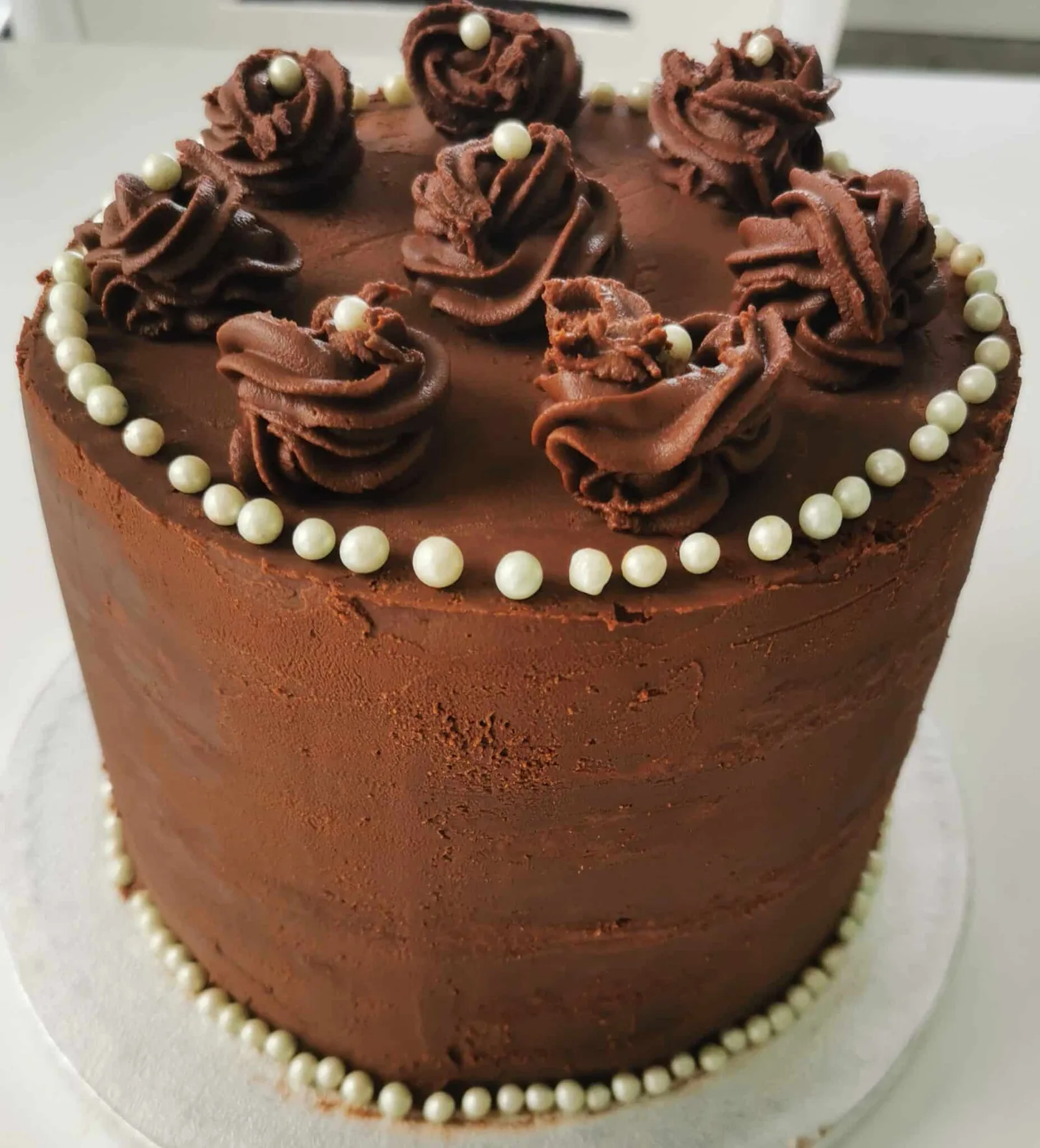 Génoise chocolat noir,  curd fraise +ganache chocolat noir et chocolat noir couverhture