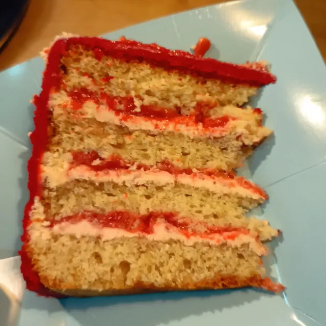 Gâteau rouge et or