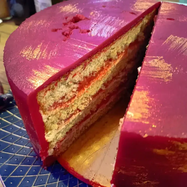 Gâteau rouge et or