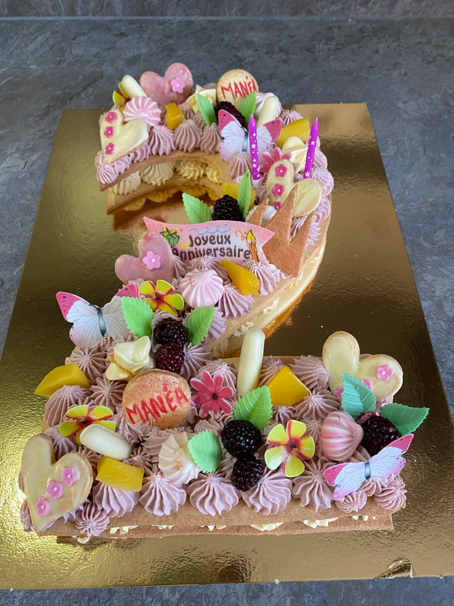 Number cake fruits exotiques et fraises