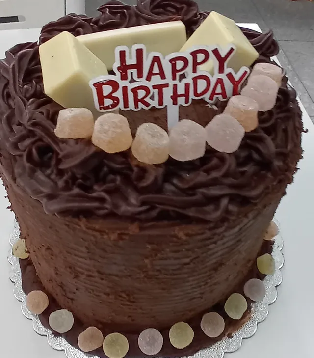 Layer cake ,cpso coco et curd fraises, boudin et couverture ganache chocolat noir