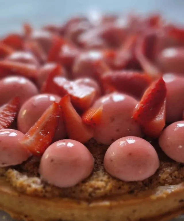 Biscuit noisette et mousse à la fraise