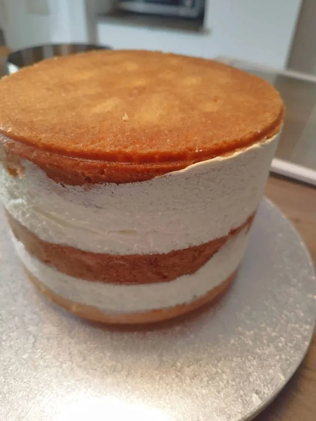 Layer cake fourrage chantilly mascarpone,fraises et couverture crème au beurre façon citron