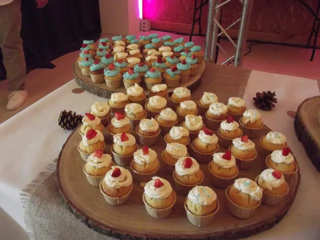 Mini cupcakes + cakepops + cake design