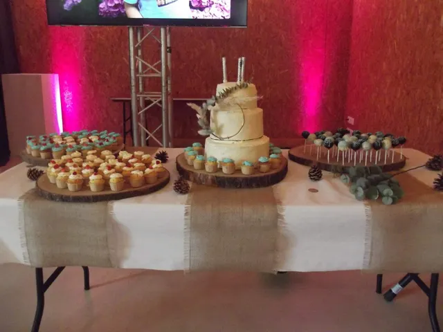 Mini cupcakes + cakepops + cake design