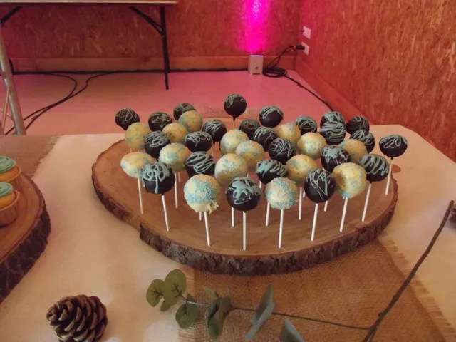 Mini cupcakes + cakepops + cake design