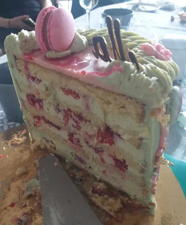 Layer cake pistache framboise