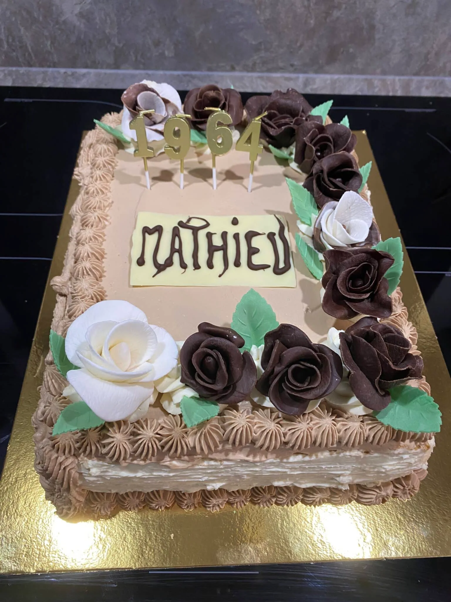 Génoise ganache montée chocolat lait et ganache montée chocolat blanc +mascarpone et rose en chocolat plastique