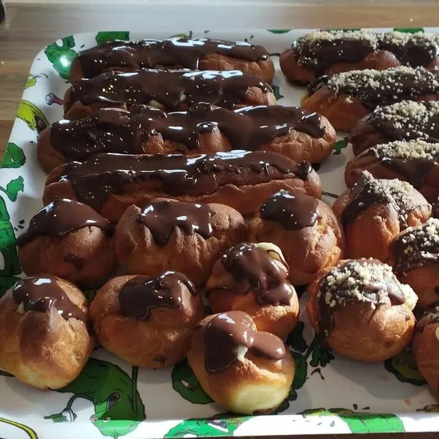 Éclairs et choux à la crème pâtissière et chocolat
