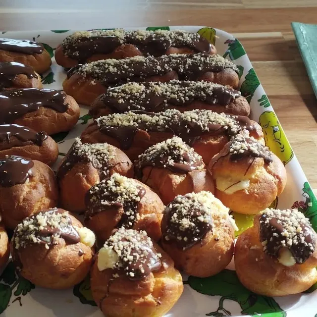 Éclairs et choux à la crème pâtissière et chocolat