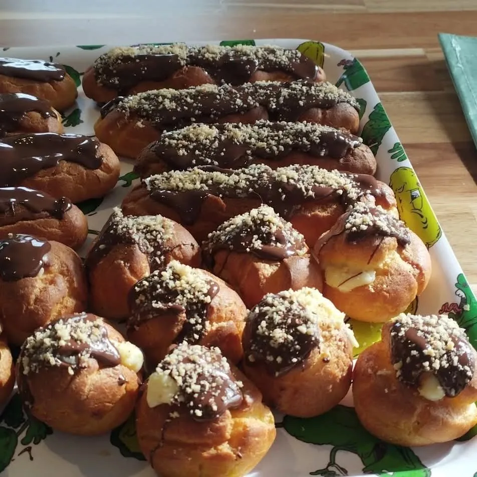 Éclairs et choux à la crème pâtissière et chocolat