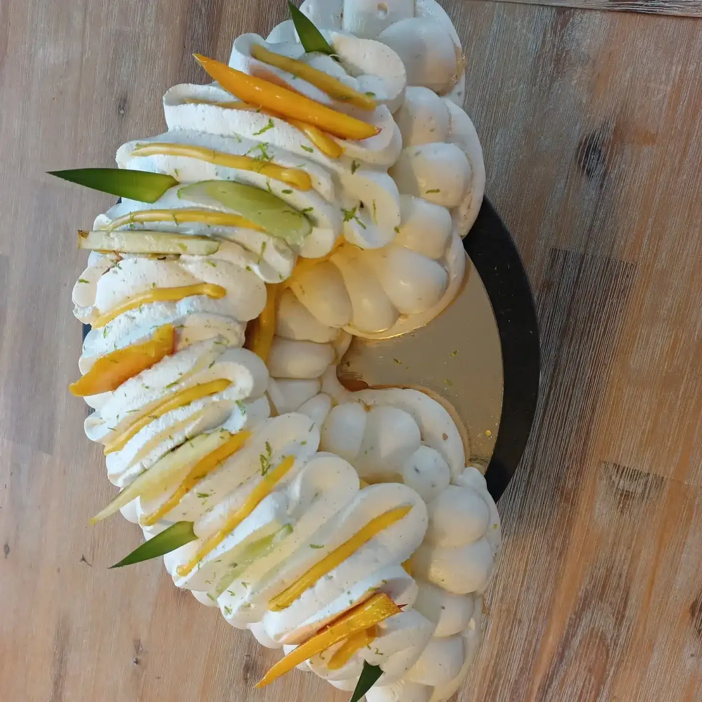 Pavlova fruits de la passion/ananas/mangue