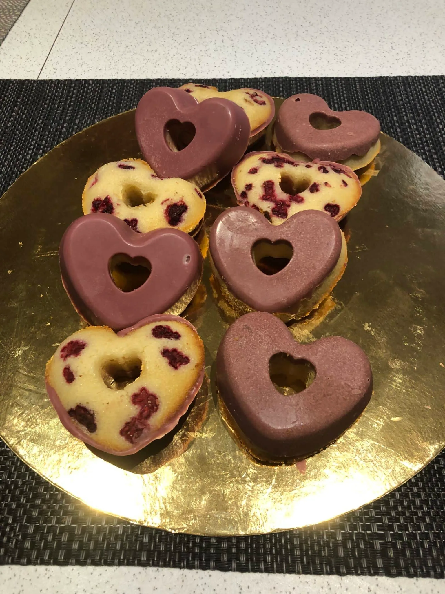 Cœurs financiers aux framboises au chocolat rubis
