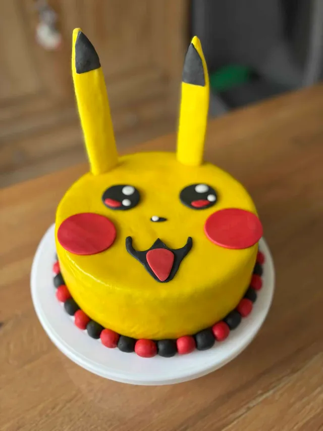 Layer cake Pikachu façon fraisier