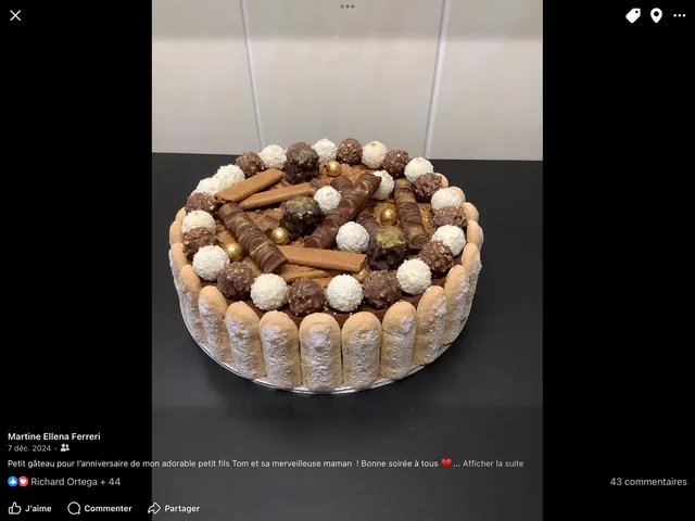 Génoise vanillée imbibée au sirop de vanille bourbon,fourrée de ganache chocolat au lait  morceaux de  kinder