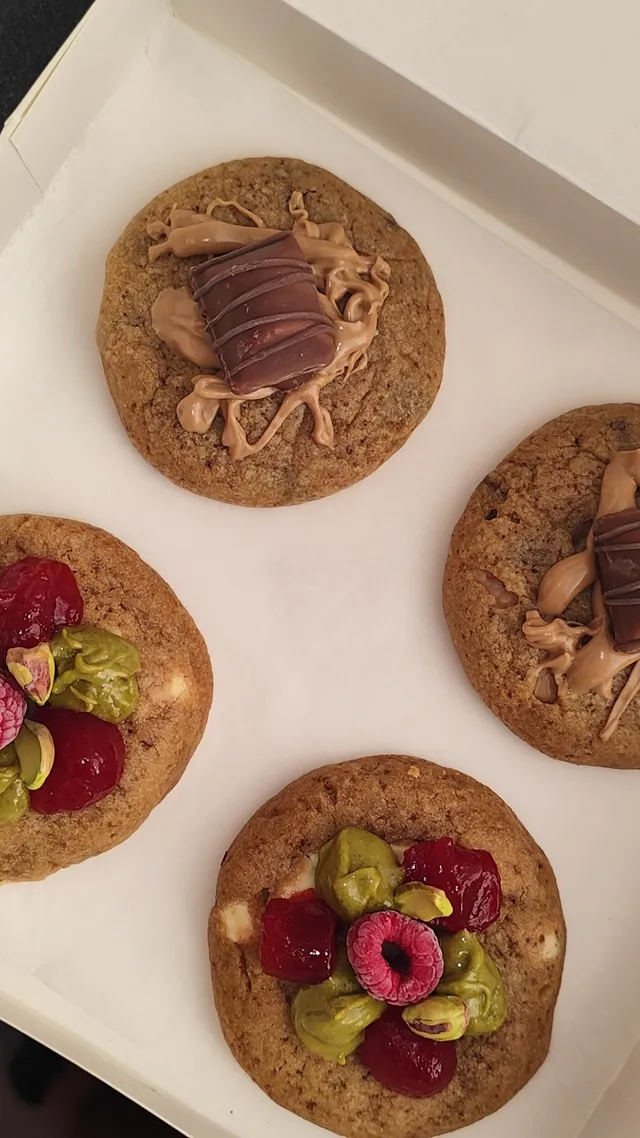 Cookies framboises pistaches et Kinder bueno