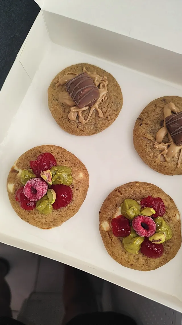 Cookies framboises pistaches et Kinder bueno