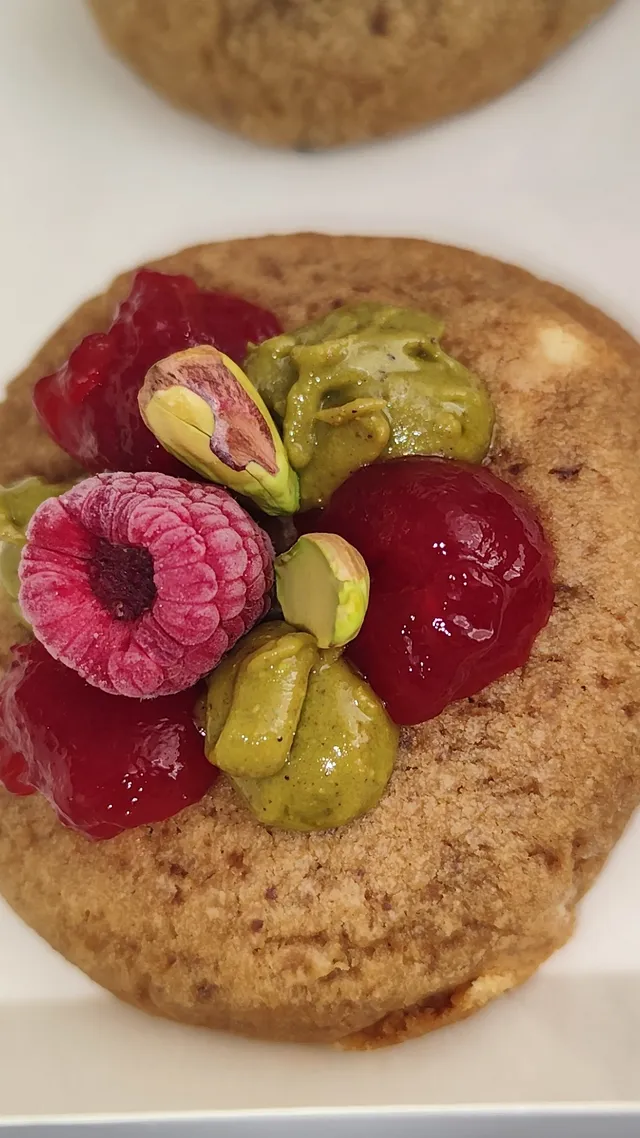 Cookies framboises pistaches et Kinder bueno
