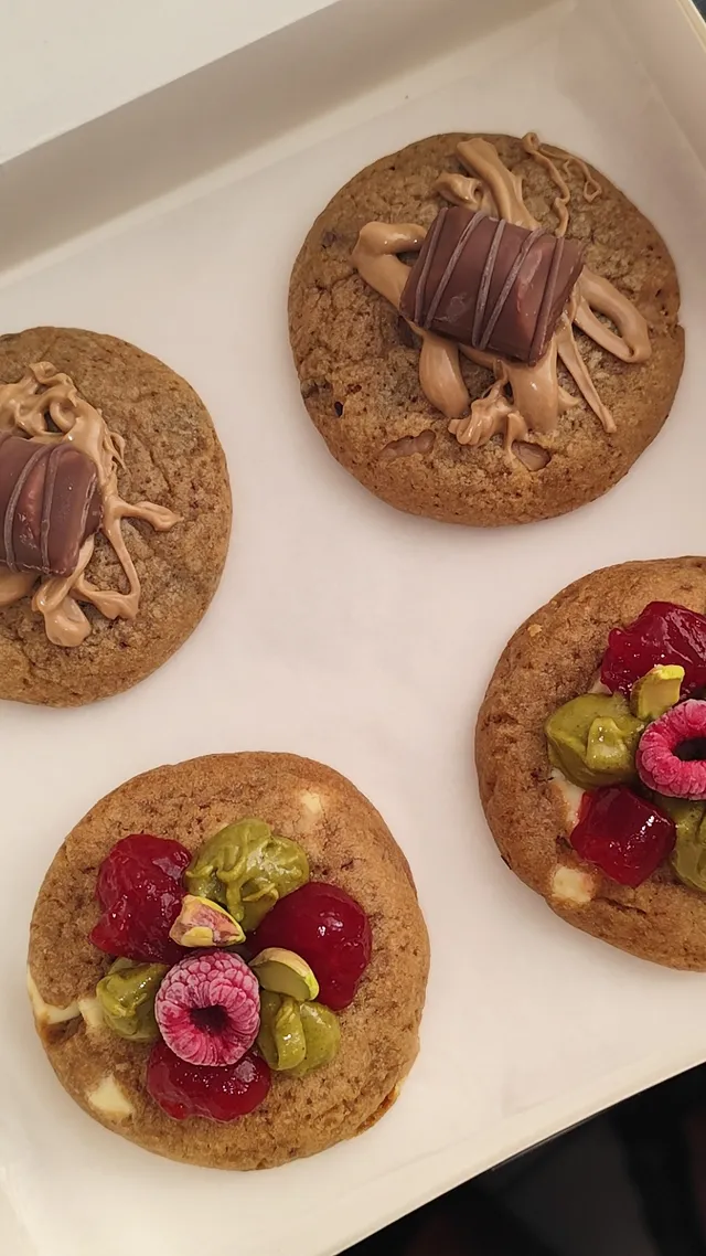 Cookies framboises pistaches et Kinder bueno
