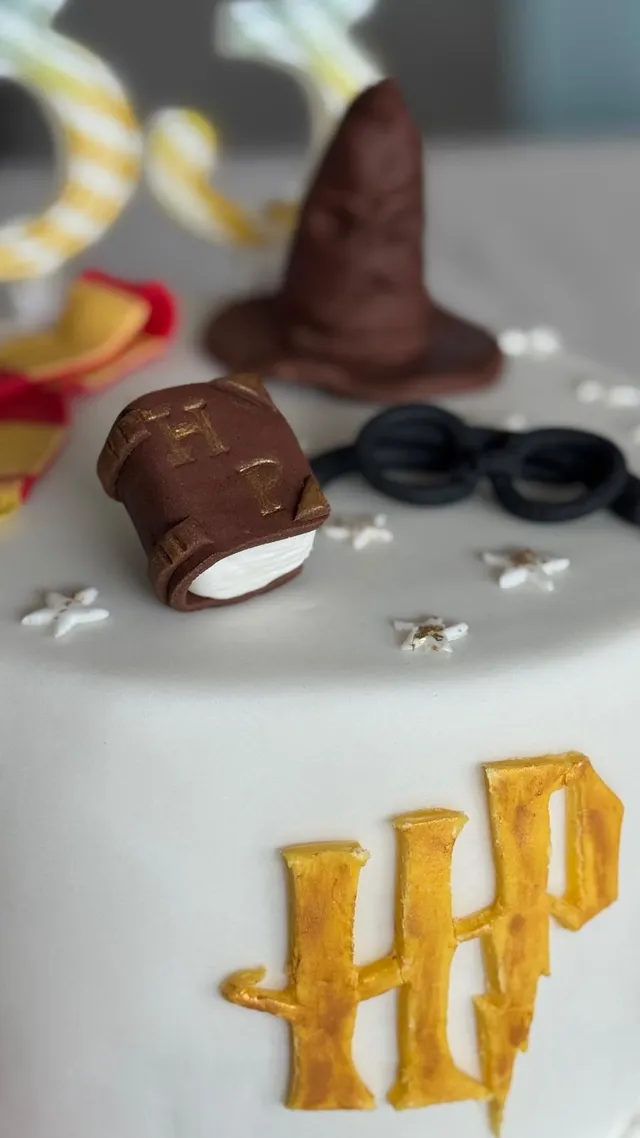Layer cake au chocolat dulcey, brisures de noisettes et molly cake