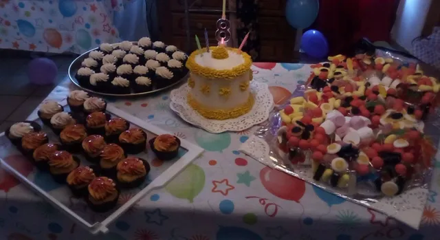 layer cake/cupcakes 8ans de mon fils