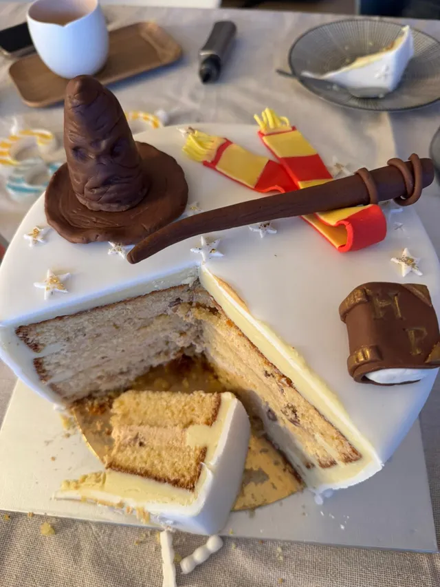 Layer cake au chocolat dulcey, brisures de noisettes et molly cake