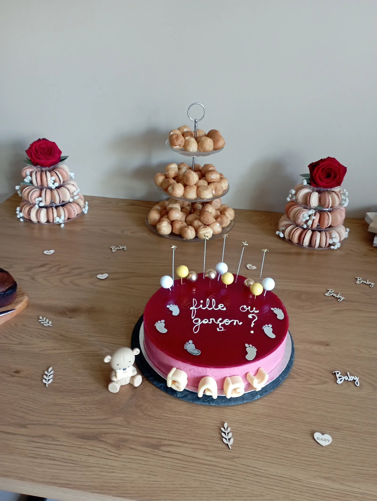 Bavarois framboise petit chou a la crème et macaron caramel beurre salé