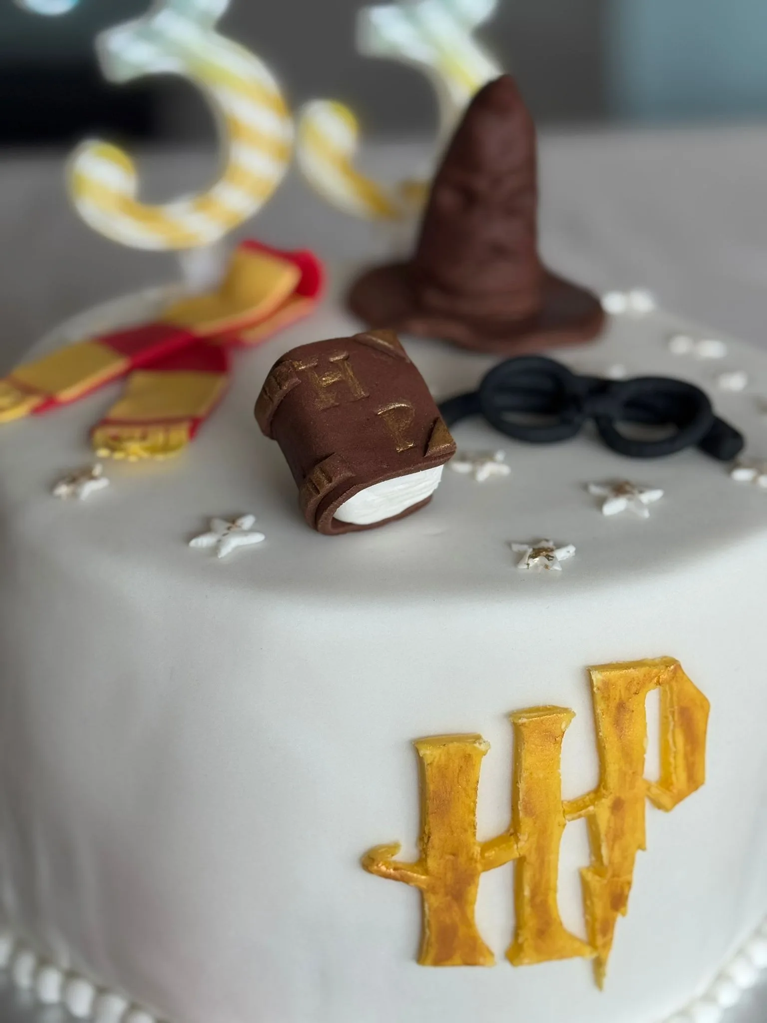 Layer cake au chocolat dulcey, brisures de noisettes et molly cake