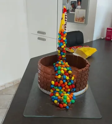 Gravity cake friandises