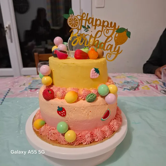 Layer cake chocolat pour le premier étage, fruit de la passion vanille pour le 2 ème étage