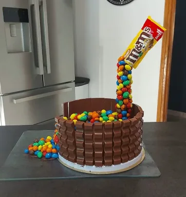 Gravity cake friandises