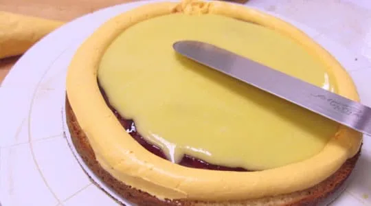 Fourrer le gâteau sans débordement sur les côtés
