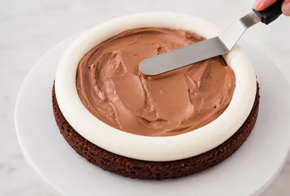Fourrer le gâteau sans débordement sur les côtés