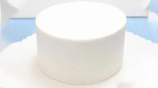 Poser la pâte à sucre sans plis ni craquelures