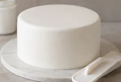 Poser la pâte à sucre sans plis ni craquelures